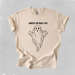 Maglietta minimalista con fantasma, maglietta spettrale di Halloween, elegante maglietta monocromatica, design moderno di Halloween, maglietta con fantasma di Halloween, regalo per lei immagine 4