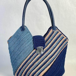 Borsa patchwork all'uncinetto in blu e beige – borsa a tracolla fatta a mano con motivo a righe e chiusura. Dimensioni: circa 38 x 20 x 29 cm (L x P x A) – senza manico.