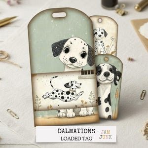 Può includere: Set di tre etichette decorative con illustrazioni di cani dalmata. Le etichette hanno un'estetica vintage con uno sfondo verde chiaro e illustrazioni dei cani in varie pose. Il testo "DALMATIONS LOADED TAG" è in basso.