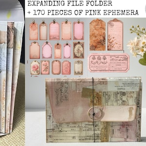 Puede incluir: Un archivador expandible con 170 piezas de efímera rosa, incluyendo etiquetas y papel decorativo. La imagen también muestra un PDF de 28 páginas y un ramo de flores blancas en un jarrón de cristal. El archivador y la efímera tienen una estética vintage.
