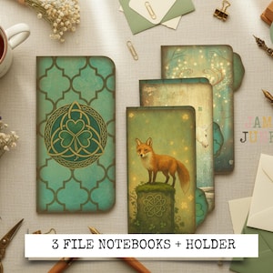 Puede incluir: Tres cuadernos de archivos con un soporte. Un cuaderno tiene un fondo turquesa con un diseño de trébol dorado. Otro presenta un zorro sobre un pedestal. El tercero tiene un diseño de unicornio. Se muestra el texto "3 FILE NOTEBOOKS + HOLDER".