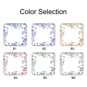 Pu&ograve; includere: L'immagine mostra sei sottobicchieri quadrati con disegni floreali e farfalle in vari colori. Il testo "Color Selection" &egrave; in alto. I colori includono blu, viola, oro, rosso, verde e grigio.