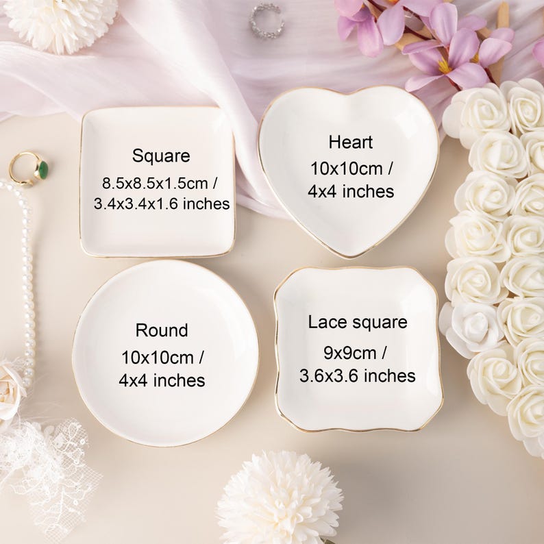 Pu&ograve; includere: Quattro piatti in ceramica bianca di forma quadrata, a cuore, rotonda e quadrata con pizzo. Il piatto quadrato misura 8,5x8,5x1,5cm, i piatti a cuore e rotondi misurano 10x10cm, e il piatto quadrato con pizzo misura 9x9cm. Ogni piatto ha un bordo dorato.