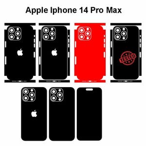 Può includere: Un set di adesivi in vinile per Apple iPhone 14 Pro Max, con vari modelli adesivi neri e rossi con ritagli per la fotocamera, il logo Apple e le porte. Un adesivo nero presenta un timbro circolare rosso con la scritta TESTED.