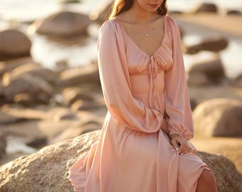 Vestido midi de satén de seda color melocotón, escote corazón y mangas abullonadas para invitada de boda.
