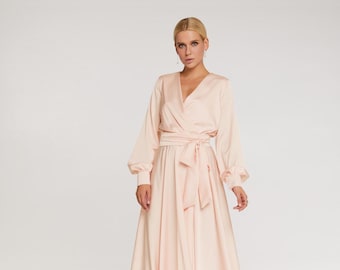 Vestido midi de satén de seda color champán: elegante vestido de invitada de boda de manga larga