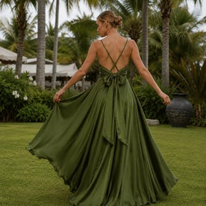 Olijfgroene zijdesatijnen rugloze maxi strikjurk, elegante vloerlengte bruiloft gastjurk, bruidsmeisjesjurk, A-lijn jurk met V-hals