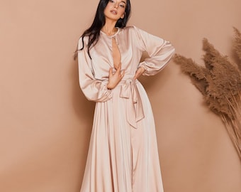 Vestido midi de satén de seda color champán: vestido de noche con aberturas y mangas largas