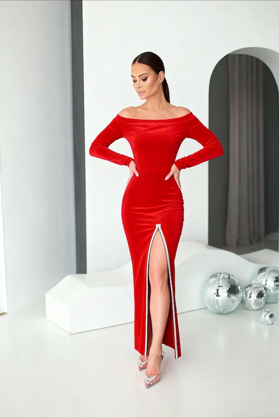 fitted lace wedding dress V-NECK PETAL STRAPLESS VELVET MAXI DRESS IN RED | CULT MIA main image 0