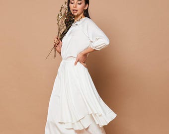 Wit satijnen midi-jurk: minimalistische bruidsoutfit, repetitiediner