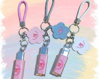 Llavero con brillo labial vegano y espejo de flores