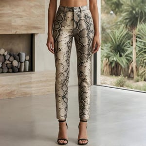 Handgemaakte leren set broek met slangenprint en cropped jas