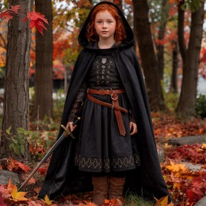 Medieval Kids Hooded Cloak Renaissance Short Cape Fantasy Wizard Cloak Fair Witch Hooded Cape Festiva Gothic Halloween Costume for Girls Boy