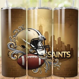 Può includere: Un set di tre bicchieri in acciaio inossidabile a tema football. Ogni bicchiere presenta un casco da football dorato, un pallone da football marrone e la scritta "SAINTS" su uno sfondo di skyline. I bicchieri hanno un motivo a mattoni marroni.