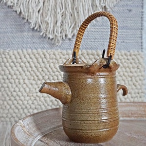 Vintage Mid Century Ceramic Teapot-closiTherapi | vinTage