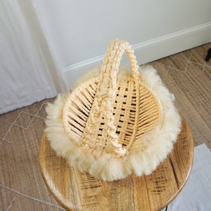 Cesta vintage de macramê dos anos 70, feita à mão, de meados do século, com acabamento em creme de manteiga e fios têxteis, feita à mão, com tigela de tecido de malha