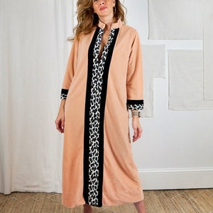 Vintage 60&#39;s Soft Velour Bold Contrast Animal Print Leopard Front Zip Pocket Lounge Cozy Caftan Robe Hostess Dress