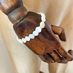 Vintage 80er Jahre Hand geschnitztes Muschel Perlmutt Muschel Strang Zartes Strand Armband