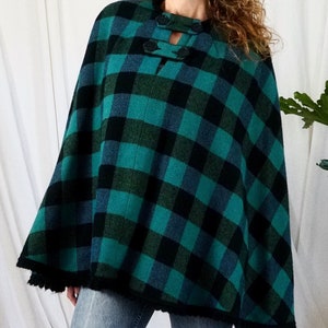 Capa de lana vintage de los años 60, poncho a cuadros escoceses de búfalo azul con ribete de pompones