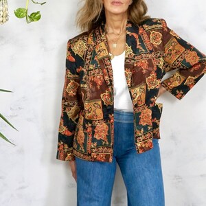 Chaqueta blazer cuadrada vintage de satén sedoso con hombros acolchados y estampado paisley de los años 80