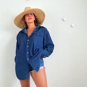 Vintage 70&#39;s Wrangler Sanforized Western Pearl Snap Button Men&#39;s Dark Denim Long Sleeve Cotton Cowboy Extra Long Tails Men&#39;s Shirt