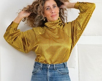 Vintage jaren 80 gouden zijdeachtige hoge knoopsluiting gewatteerde schouderblouse met pied-de-poule-mouwen