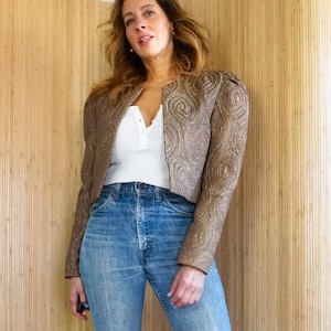 Chaqueta corta vintage de Mira DeMoss de los años 80 con forro de seda verde azulado metalizado y acolchado dorado, blazer cuadrado con hombros abullonados abstractos