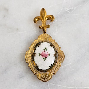 Vintage 40&#39;s Painted Rose Guilloche Fleur De Lis Goldtone Enamel Victorian Scalloped Border Pin Floral Locket Brooch