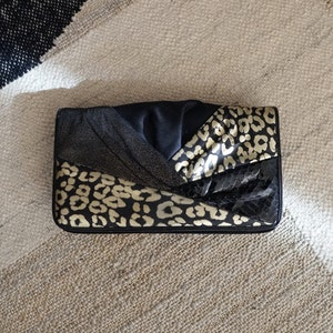 Bolso de hombro vintage Sharif de ante y cuero de serpiente con estampado de leopardo dorado y textura metálica en contraste, estilo años 80