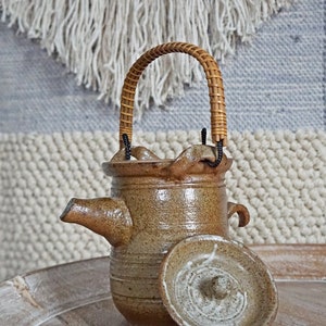 Vintage Mid Century Ceramic Teapot-closiTherapi | vinTage