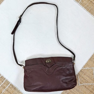 Vintage 80&#39;s Etienne Aigner Oxblood Burgundy Red Brass Hardware Plate Adjustable Strap Leather Classic Shoulder Bag