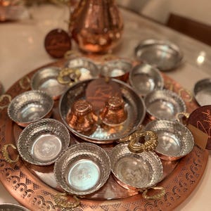 Lujoso juego de desayuno de cobre de 14 piezas: bandeja turca hecha a mano, cuencos para mezze, sartén, sal y pimienta. Envuelto para regalo con tarjeta.