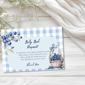 Carte de voeux myrtille livres pour baby shower, insertion de baby shower aux baies, modèle Corjl modifiable, vichy bleu, baby shower de garçon, téléchargement imprimable, E2526
