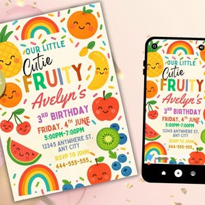 Puede incluir: Una invitación de cumpleaños con temática de frutas, con ilustraciones sonrientes de frutas como piña, naranja y manzana. La invitación incluye el texto "Our Little Cutie Fruity Avelyn's 3rd Birthday" y los detalles del evento.