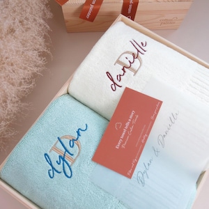 Toalla bordada personalizada / Toallas para parejas / 100 % algodón estadounidense / Regalo para bodas, damas de honor, bebés, aniversarios, cumpleaños y Navidad