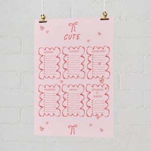 Op de afbeelding: Een roze printbare to-do lijst met het woord "CUTE" in rode letters. De lijst is verdeeld in zeven secties voor elke dag van de week, met ruimte om taken te schrijven. Het ontwerp bevat rode harten en een rode strik.