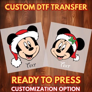 Puede incluir: Dos hojas de transferencia DTF (Directo a Película) con Mickey y Minnie Mouse con gorros de Papá Noel. Las transferencias están listas para planchar y ofrecen una opción de personalización. Se muestra el texto "CUSTOM DTF TRANSFER", "READY TO PRESS" y "CUSTOMIZATION OPTION".