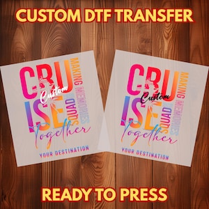 Może przedstawiać: Dwa arkusze transferowe DTF ze słowami "CRUISE TOGETHER" w żywych kolorach. Tekst "CUSTOM DTF TRANSFER" i "READY TO PRESS" znajduje się na górze i na dole. Projekt zawiera palmę i słowa "MAKING MEMORIES SQUAD".
