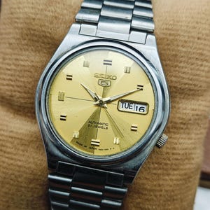 Vintage 1990's Japanese Seiko 5 Men's Automatic Wrist Watch, Day Date- Gift for dad, hand made Watch Japan Made Stainless steel.