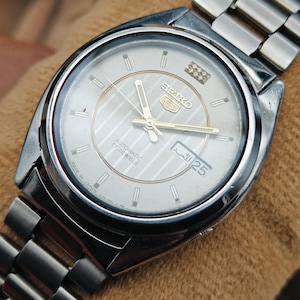 Vintage 1990's Seiko 5 Men's Automatic Wrist Watch, Day Date- Gift for dad, hand made Watch Japan Made Stainless steel.