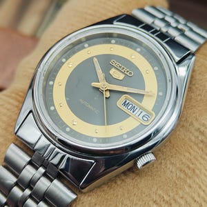 Vintage 1990's Seiko 5 Men's Automatic Wrist Watch, Day Date- Gift for dad, hand made Watch Japan Made Stainless steel. ref-6309