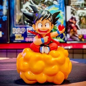 Figura de niño Son Goku en su nube voladora.