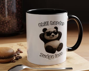 Tazza divertente con panda, &quot;Rilassati di più, giudica di meno&quot;, regalo rilassante per gli amanti del caffè e del tè, tazza da ufficio alla moda, tazza per la consapevolezza con atteggiamento