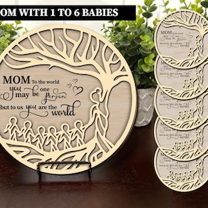 Peut inclure: Ensemble de six sous-verres en bois avec un motif d'arbre et le texte "MOM To the world you may be one person but to us you are the world".