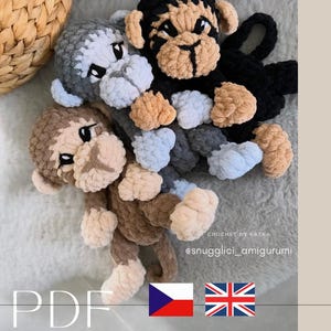 以下が含まれることがあります： 茶色、グレー、黒の色合いの手作りの編み物モンキーぬいぐるみ3体。猿は、顔、耳、手にタン色で、目の周りに白いアクセントがあります。画像には「PDF」という文字とInstagramのハンドルネーム@snugglici_amigurumiが含まれています。
