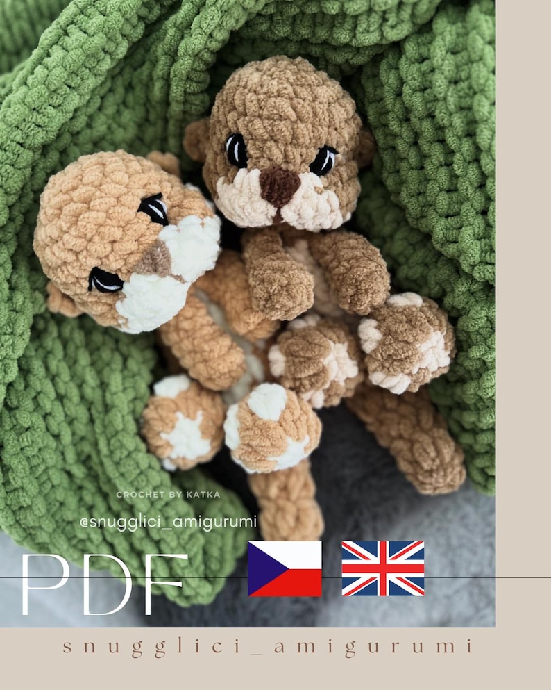 Pu&ograve; includere: Due amigurumi di lontra all'uncinetto fatti a mano nei toni del marrone e del bianco, adagiati in una coperta verde. I giocattoli hanno occhi neri e sono etichettati "@snugglci_amigurumi" e "PDF".