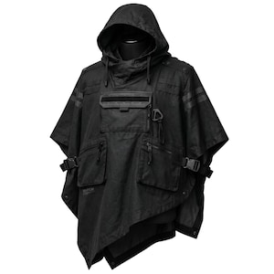 Puede incluir: Poncho negro con capucha con múltiples bolsillos, cremalleras y correas ajustables. El poncho presenta un bolsillo frontal, dos bolsillos laterales y un bolsillo pequeño en el pecho. El diseño incluye una anilla en D y un pequeño logotipo.