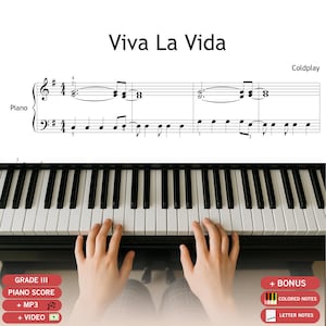 Peut inclure: Partition de piano pour "Viva La Vida" de Coldplay, avec le titre en haut. Le clavier du piano est visible, avec des mains jouant des touches. Le texte supplémentaire comprend "Grade III Piano Score", "+ MP3", "+ Vidéo", "+ Bonus", "Notes colorées" et "Notes en lettres".
