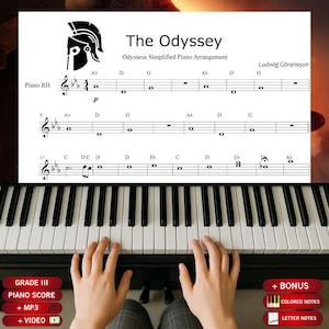 Peut inclure: Une partition intitulée The Odyssey, Odysseus Simplified Piano Arrangement par Ludwig Göransson, avec une icône de casque spartiate noir, des portées musicales avec des notes et des touches de piano en dessous. Inclut Grade III, MP3 et vidéo.