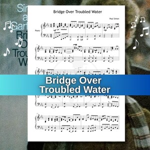 以下が含まれることがあります： ポール・サイモンの「Bridge Over Troubled Water」のピアノ楽譜。楽譜は白い紙に音符で印刷されています。タイトルは青いバナーに表示されています。背景には音符があります。